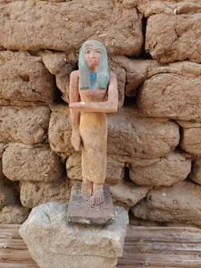 Bemalte weibliche Holzfigur mit blauem Kopfhaar - altägyptischer Stil - Bild 1 von 9