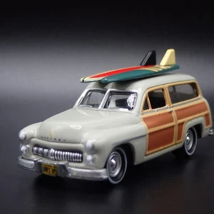 Modello Auto Diecast 1:64 Mercury Woody Wagon Con Surfboard Grigio 1950 50 MERC - Foto 1 di 7