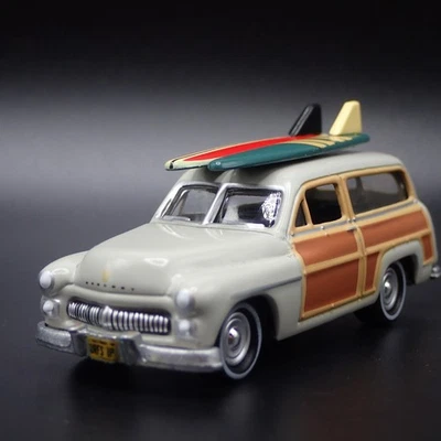 Modello Auto Diecast 1:64 Mercury Woody Wagon Con Surfboard Grigio 1950 50 MERC - Immagine 1 di 4