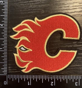 Calgary Flames NHL NATIONAL HOCKEY LEAGUE LOGO SCUDO RICAMATO FERRO SU TOPPA - Foto 1 di 1