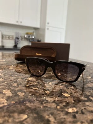 Marco de acetato marrón oscuro Tom Ford, lente polarizada degradada oscura, para hombre... Foto 1 de 4