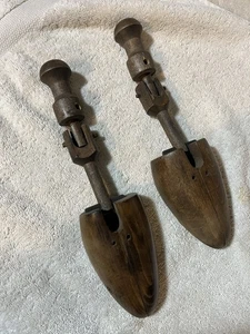 Camilla de árbol de zapatos de madera ajustable vintage con bisagras y tornillos diseño raro - Imagen 1 de 11