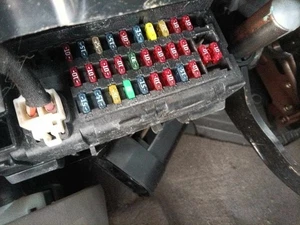 02 JEEP GRAND CHEROKEE Cabin Fuse Box - Picture 1 of 1