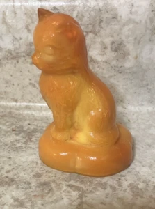 Vintage signed BOYD ART GLASS CAT SITTING ON PILLOW Bittersweet in great shape - Picture 1 of 5