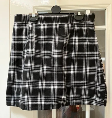 Skort -Short Skirt with built in modesty shorts - 28 inch waist - Black & White - Image 1 of 4