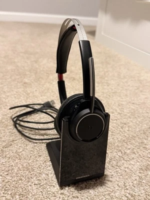 Plantronics Voyager Focus UC B825 Bluetooth Headset 203079-101 W/ Charging Stand - Image 1 of 3