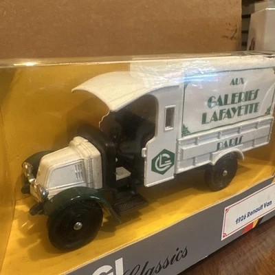 CORGI CLASSICS 1926 Renault Van Aux Galleries Lafayette Paris #922 BOXED A108 - Image 1 of 2