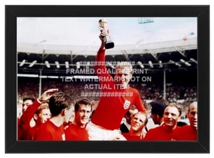 ENMARCADO BOBBY MOORE INGLATERRA 1966 COPA DEL MUNDO CALIDAD FOTO IMPRESIÓN TROFEO EQUIPO 4 - Imagen 1 de 10