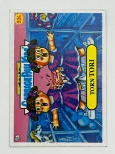 Garbage Pail Kids #38 TORN TORI Nuevas Cartas Colombiano Extranjero GPK RARO - Imagen 1 de 2