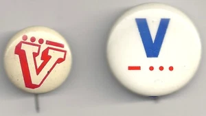 2 verschiedene Morsecode-Pins "V" für Victory ~ 1 Litho, 1 FEHLER Pinback - Bild 1 von 2