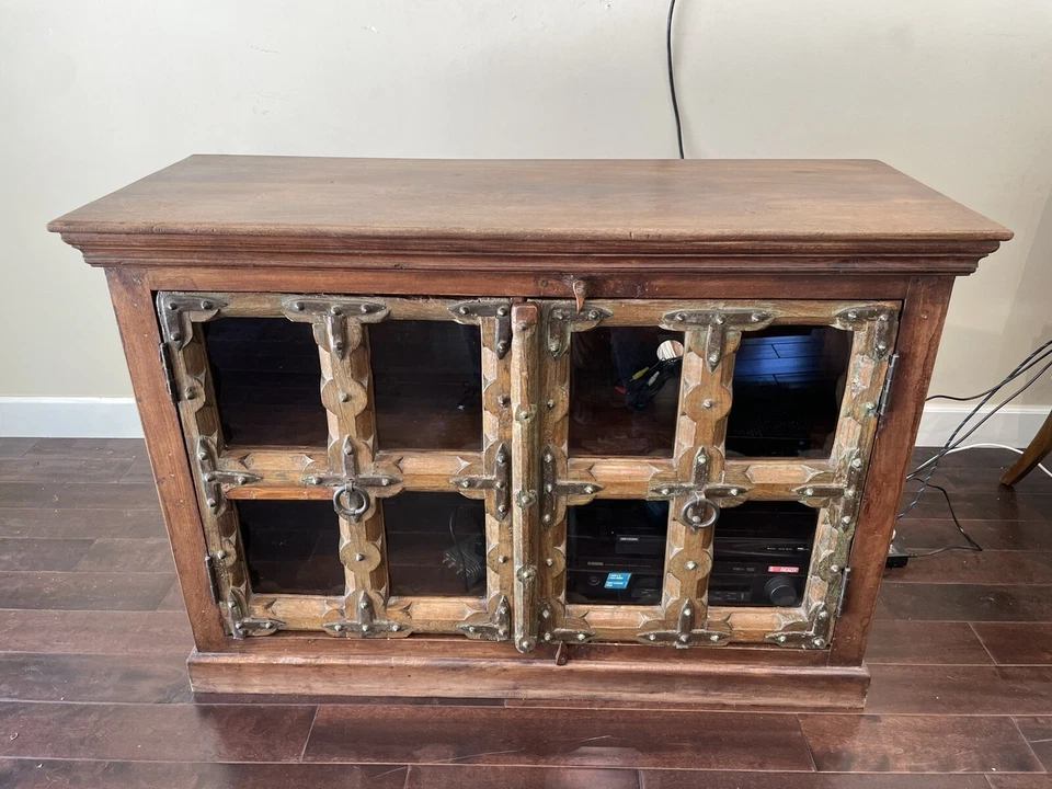 Consola rústica personalizada con 2 armarios de cristal  Foto 1 de 4