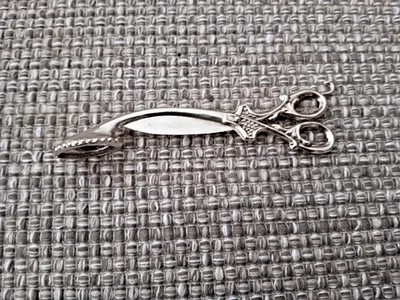 Apagador de velas de metal con tijera sintética pequeña Sutton color plata Foto 1 de 4