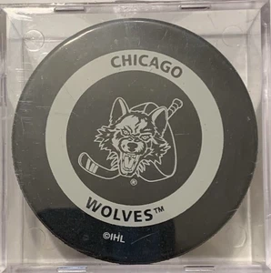 CHICAGO WOLVES, IHL HOCKEY TEAM, HOCKEY PUCK, NEU, IN KLARSICHTHÜLLE AUS KUNSTSTOFF - Bild 1 von 2