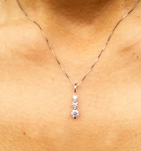 COLLANA PENDENTE ORO BIANCO MASSICCIO 14K TAGLIO TONDO LABORATORIO DIAMANTI TRE PIETRE 0,60CTW - Foto 1 di 5