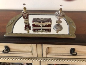 Vintage verspiegeltes Waschtisch Tablett mit Schmuck Parfümflaschen & Schmuckkästchen - Bild 1 von 11