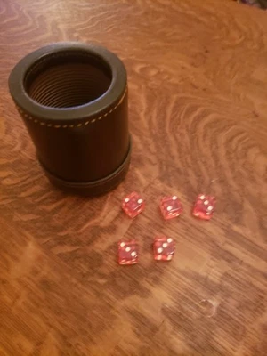 Taza de dados de barra de cuero marrón vintage cosida interior acanalado con 5 dados rojos Foto 1 de 4