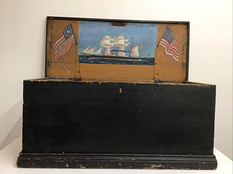 Antiguo cofre marino años 1800 con pinturas de barco/3 banderas (1) libre comercio 13 estrellas Foto 1 de 4
