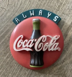 Coca-Cola Co. 1995 de colección Imán "Siempre Coca-Cola" Goma Suave Redondo 2-7/8" - Imagen 1 de 3