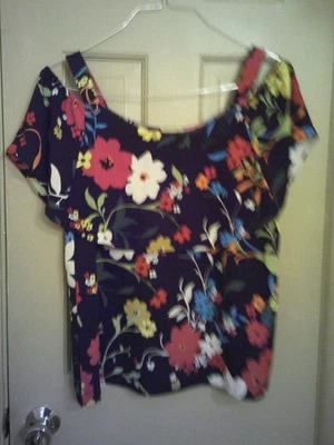 Blusa marca seda August para dama, talla S. Hombro corto frío, cuello redondo. Foto 1 de 3