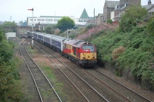 PHOTO CLASS 67 67004 1A25 LATE RUNNING EDINBURGH - ABERDEEN SLEEPER PASS THE UP - Picture 1 of 1