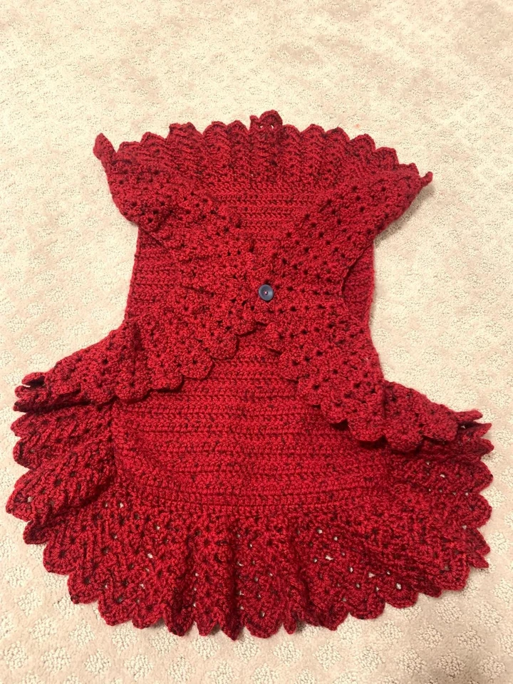 NUEVO Bolero de ganchillo hecho a mano encogerse de hombros - Granate manga corta chaleco suéter - edades 5-7 Foto 1 de 4