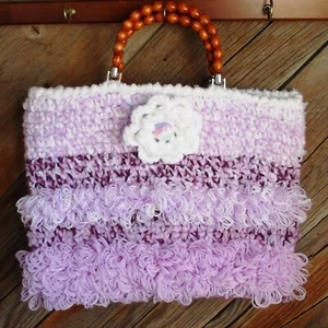Loopy gehäkelte Handtasche, Beuteltasche oder Laptopträger - weiß, lavendel & pflaume  - Bild 1 von 4