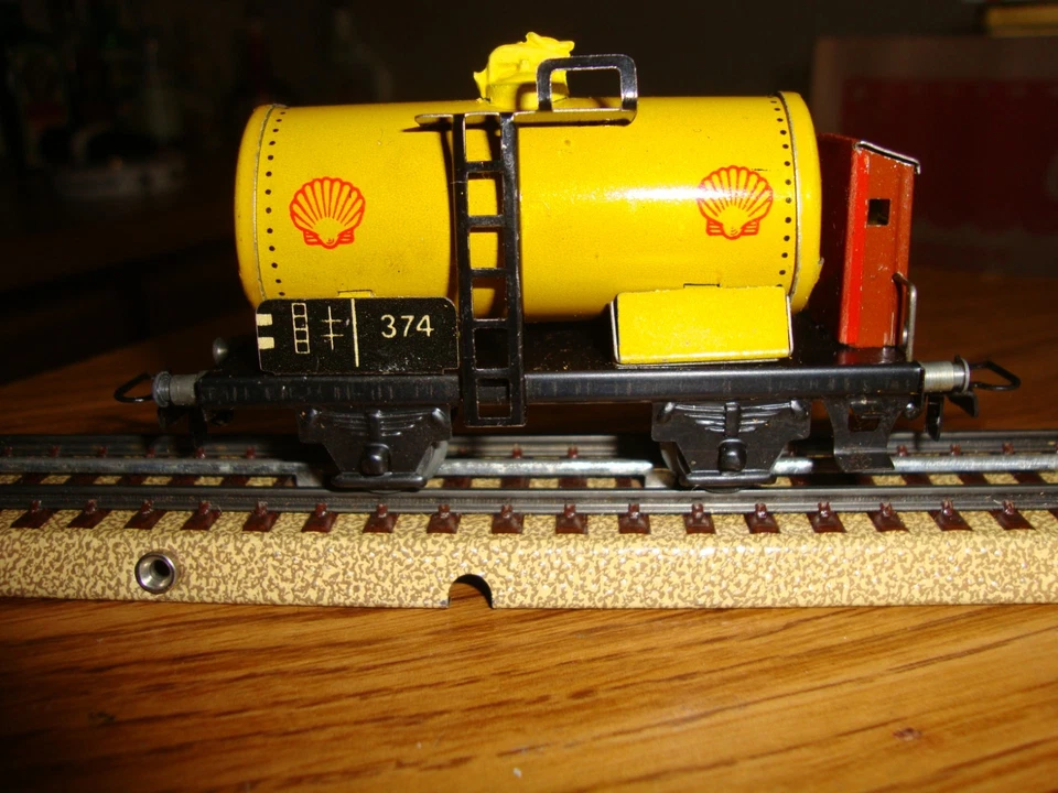 MARKLIN HO  374 .6   SHELL TANK CAR  1947  TINPLATE  BK 4.2 COUPLINGS  EXCELLENT - Image 1 of 4