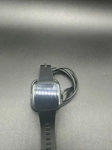 Fitbit Fitbit Versa Fitness Aktivitätstracker Herzfrequenzmesser schwarz FB504 - Bild 1 von 4