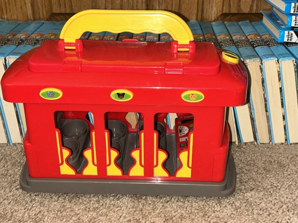 Carro electrónico Daniel Tiger's Neighborhood Deluxe + Lote de 10 figuras Foto 1 de 4