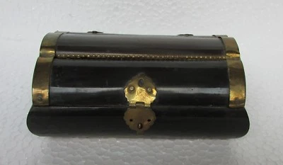 Antiguo joyero de madera vintage artesanal de latón y cuerno, Foto 1 de 4