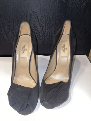 Bomba de aguja Valentino Garavani 36 1/2 negra gamuza punta abierta floral roseta Foto 1 de 4