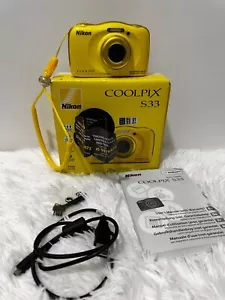 Cámara digital Nikon Coolpix S33 13,2 MP amarilla submarina - Probada con caja - Imagen 1 de 14
