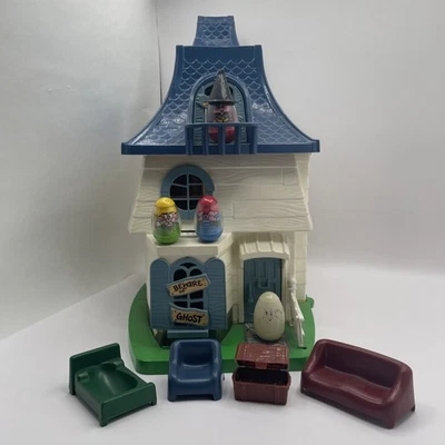 De colección Weebles Haunted House Hasbro 1976 Completo con Sombrero de Bruja Fantasma Cofre  Foto 1 de 4
