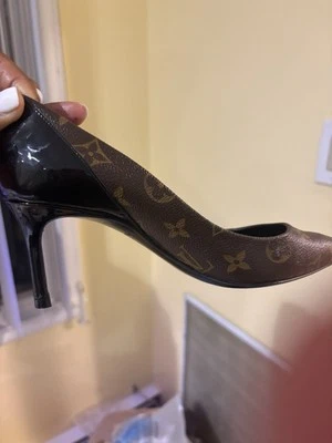 Zapatos de salón Louis Vuitton Cherie de lona con monograma tachonado negros Foto 1 de 3