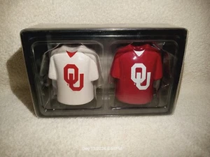 OKLAHOMA UNIVERSITY SOONERS TEAM JERSEY SALT & PEPPER SHAKER SET - FAST SHIP ! - Foto 1 di 3