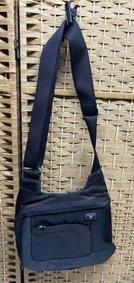 Bolso Bandolera Tumi T-Tech Nylon Mckenna Negro y Rojo 5123D Cartera Foto 1 de 4