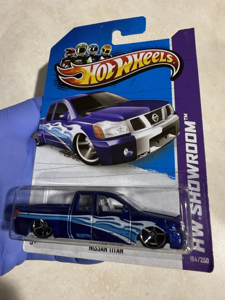 Hot Wheels 2013 HW Showroom Hot Trucks Nissan Titan em azul - Imagem 1 de 4