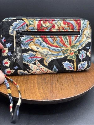 Cartera de muñeca Vera Bradley todo en uno con estampado retirado de Versalles Foto 1 de 4