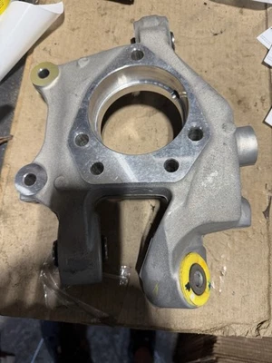 2010-2015 Chevrolet Camaro Suspension Knuckle Rear RH NEW OEM 23262763 - Image 1 of 4