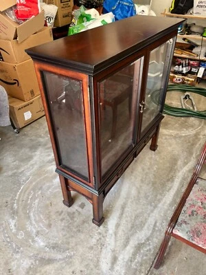 Mueble de cocina / cabaña de porcelana de cerezo con iluminación. Foto 1 de 4