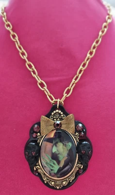 Colar assinado Tarina Tarantino Mágico de Oz Dorothy Bruxa Má Camafeu Caveiras - Imagem 1 de 4