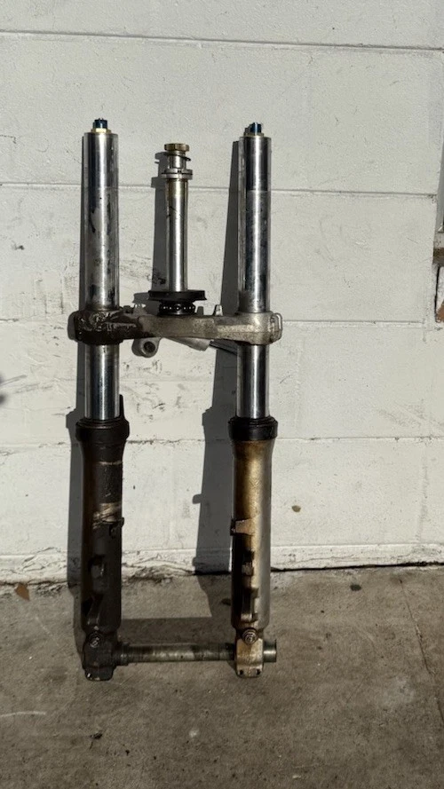 Suzuki GSXR 600 2001 OEM HORQUILLAS DELANTERAS COMPLETAS SUSPENSIÓN TRIPLE ÁRBOL Foto 1 de 4