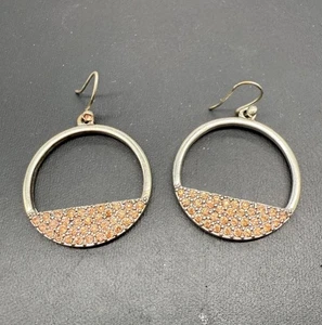 Pendientes circulares Kenneth Cole en tono dorado con detalles de cristal - Imagen 1 de 5