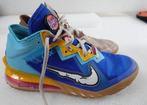 NIKE SKU: CV7562-401 HERREN GRÖSSE 8 TENNISSCHUHE LEBRON LOW WILE E VS. ROADRUNNER - Bild 1 von 10