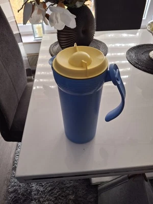 Tupperware Isolierkanne Thermoskanne 1,1L hellblau mit gelben Deckel - Bild 1 von 4