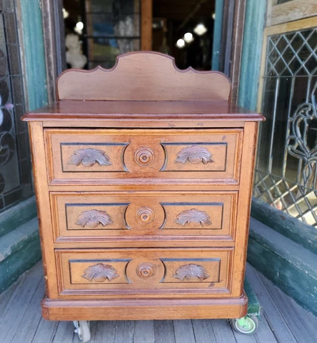 SMALL VICTORIAN WALNUT 3 DRAWER CHEST Cover