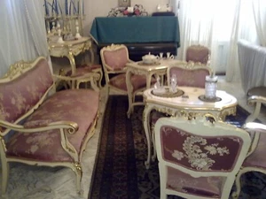 Salotto antico dorato stile Luigi XVI completo di specchi e tavolini - Foto 1 di 15