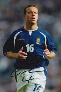 GAVIN RAE HAND SIGNED 6X4 PHOTO - FOOTBALL AUTOGRAPH - SCOTLAND. - Picture 1 of 1