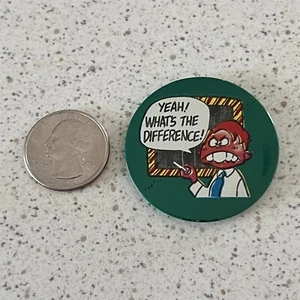 ¡Sí! ¡Cuál es la diferencia! Divertido botón Pinback vintage hecho en Hong Kong - Imagen 1 de 2