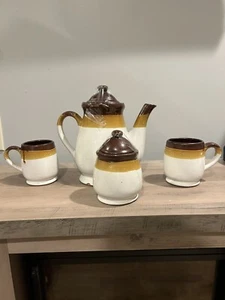 Vier (4) teiliges braunes und weißes Keramik-Tee-/Kaffeeset - Bild 1 von 3
